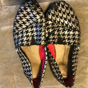 Silver and black patterned toms